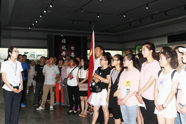 参观展厅__.jpg