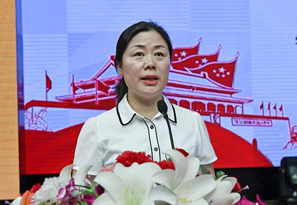 2杨红部长主持报告会__.jpg
