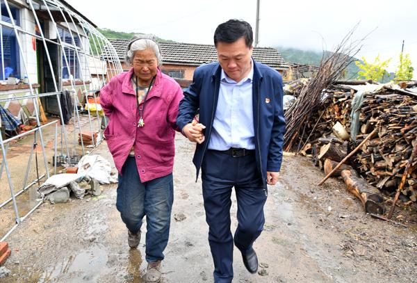 临床医学院?附属医院党委书记王耀东入户走访___.jpg