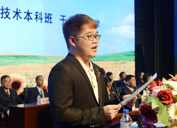 在校生代表于成明同学发言___.jpg