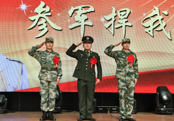 三名退伍复学学生代表合影__.jpg