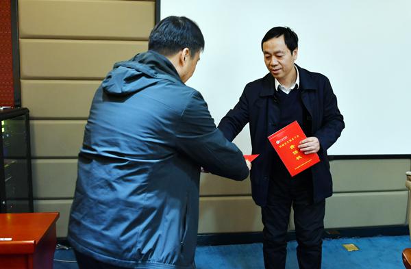相关部门负责人向蔡建辉校长递交责任书___.jpg
