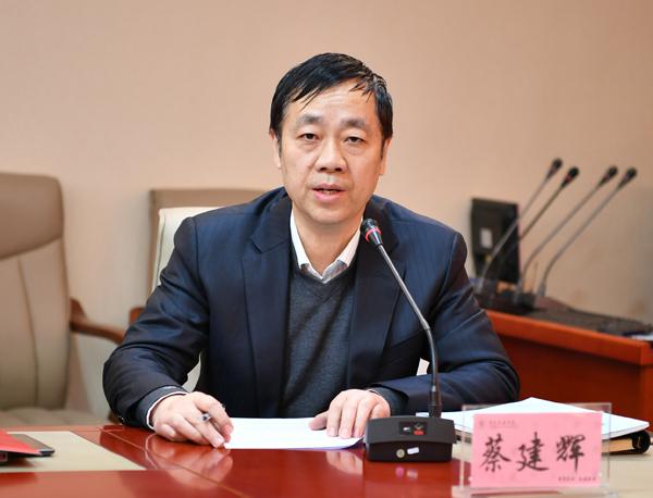 学校校长蔡建辉主持会议__.jpg