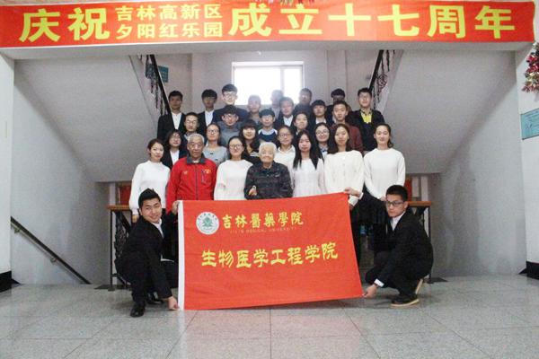 同学们和老人合影__.jpg