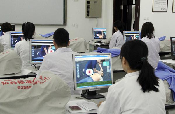 学生利用虚拟仿真系统进行考核___.jpg