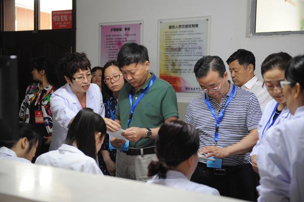 陈伟主任在考点听取工作介绍___.jpg
