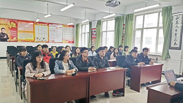 入党积极分子认真聆听__.jpg