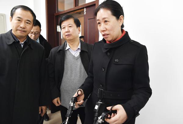 李晓杰（右一）体验医学模拟训练器___.jpg