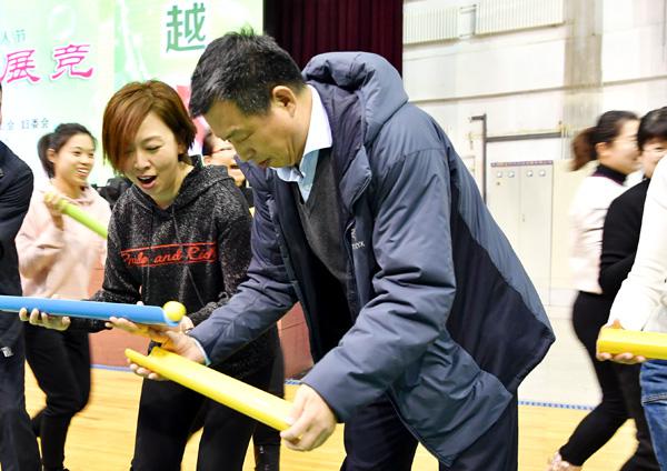 学校副校长王柳行（右一）参与比赛___.jpg