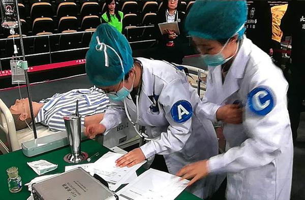 我校学子认真审题__.jpg