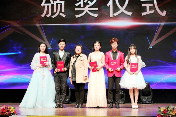 李卉教授与优秀奖获奖选手合影__.jpg
