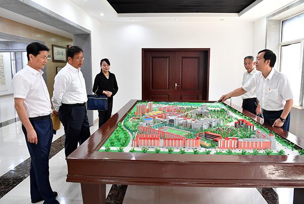 省委第十巡回指导组领导参观校史陈列馆___.jpg