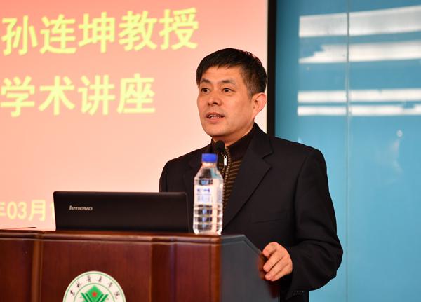 王舒然处长主持报告会__.jpg