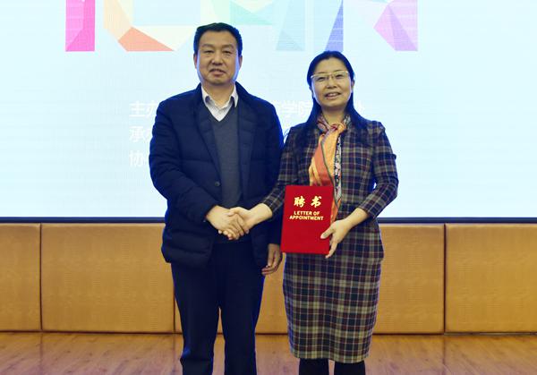 王柳行副校长（左）为景汇泉教授颁发聘书___.jpg