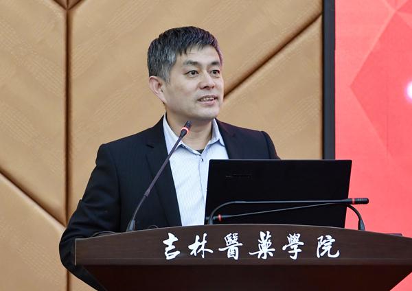 学校科技处处长王舒然教授主持学术交流会___.jpg