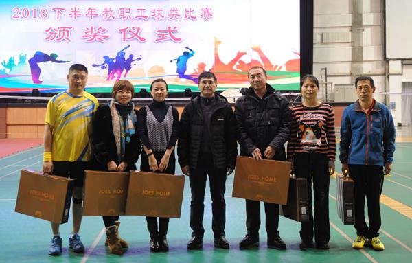 3白雪书记（中）为获奖者颁奖__.jpg