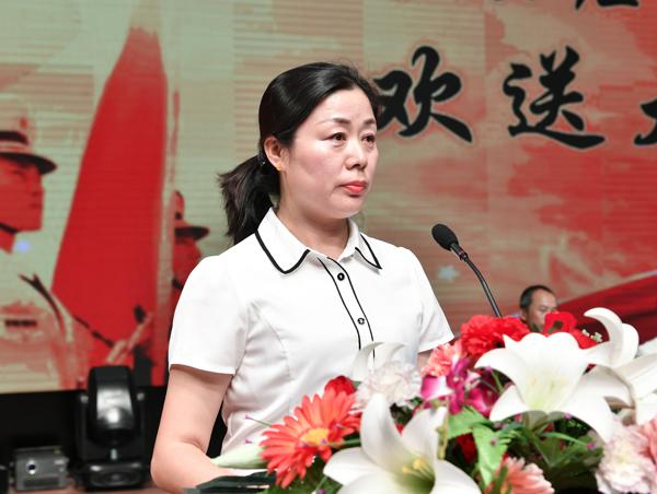 3杨红部长主持欢送会__.jpg
