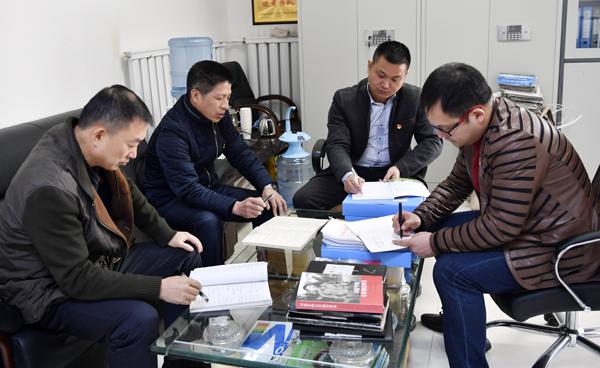 党委宣传统战联合党支部成员讨论学习习总书记报告内容___.jpg