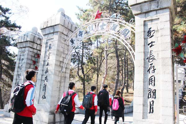 走进烈士陵园__.jpg