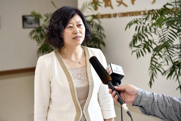 我校马克思主义学院院长姜淑兰接受媒体采访___.jpg