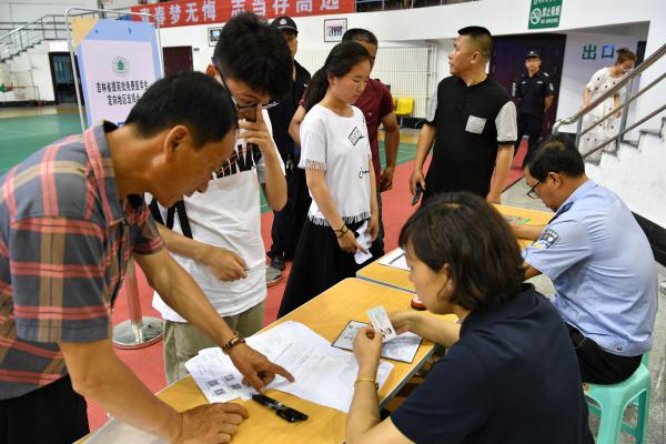 工作人员审核考生户口.JPG