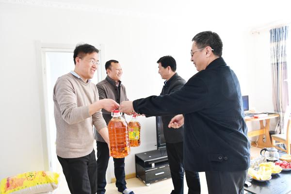 4、慰问驻村扶贫工作队员__.jpg