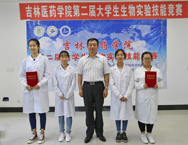 1王柳行副校长为一等奖获得者颁奖__.jpg