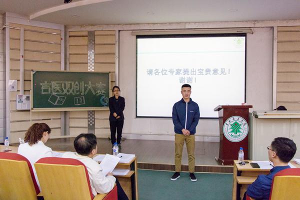 创新组参赛选手答辩__ ..jpg