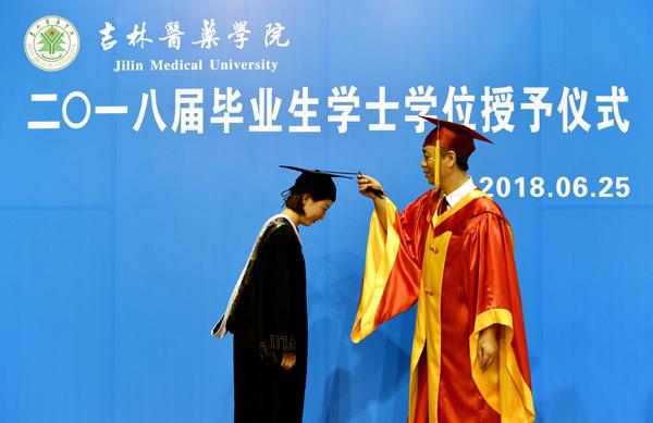 蔡建辉校长为毕业生拨流苏___.jpg