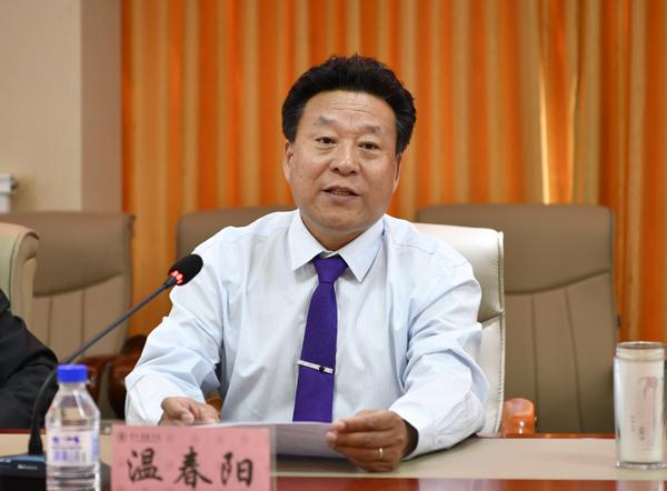 温春阳副校长主持座谈会__.JPG