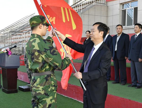 1蔡建辉校长为军训团授旗__.jpg