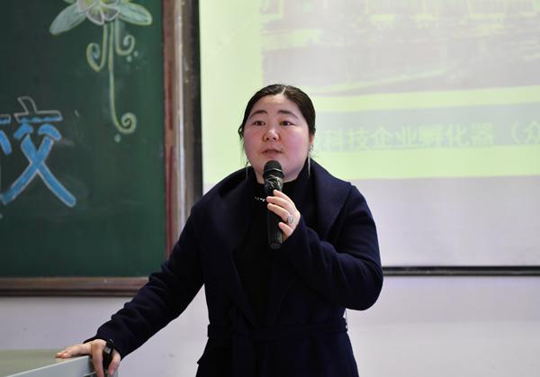 于波副总经理作讲座__.jpg