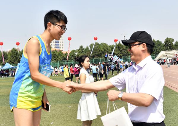副校长林长英为获奖学生颁奖___.jpg