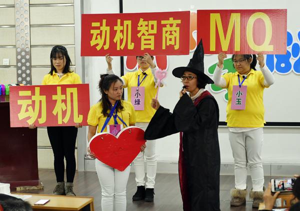 小丸子剧团成员表演心理情景剧演绎情绪、动机与管理___.jpg