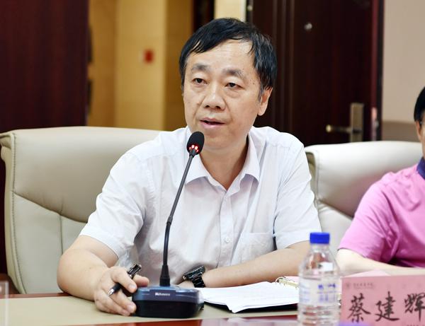 学校校长蔡建辉介绍校情___.jpg