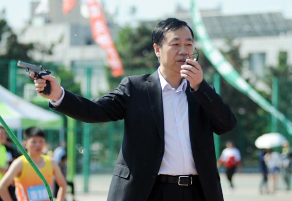 蔡建辉校长打响运动会第一枪___.jpg