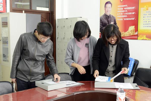 在检验学院党员活动室检查基层党建工作___.jpg