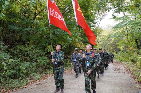 10 学员们穿梭于密林深处的羊肠小道___.jpg
