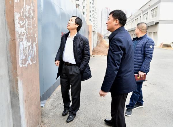 蔡建辉校长（左一）、林长英副校长（左二）认真排查校园安全隐患___.jpg