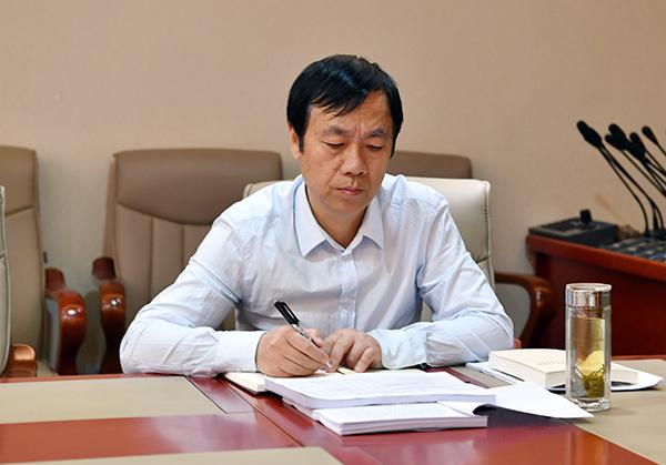 学校党委副书记、校长蔡建辉认真学习___.jpg
