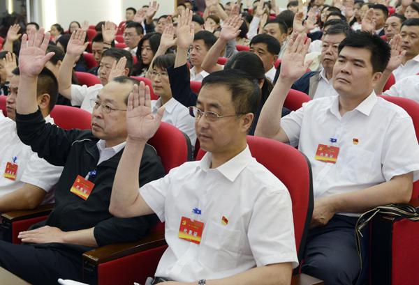 代表们举手表决___.jpg