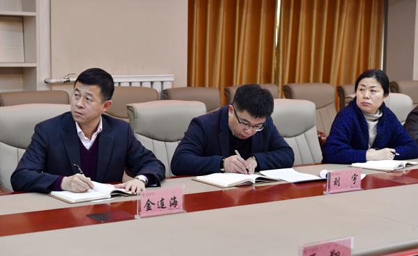 与会委员专心听讲___.jpg