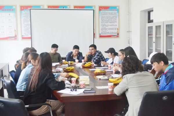 共有10余名新疆学生参加座谈会__.jpg