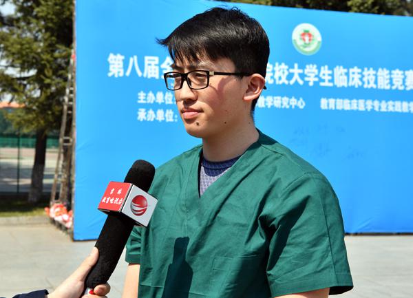 吴桐同学接受媒体采访___.jpg