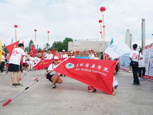 我校校旗在中央革命根据地博物馆广场飘扬__.jpg