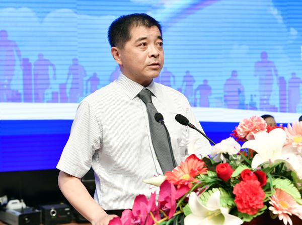 聂翔主任主持毕业典礼___.jpg