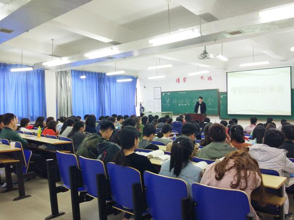 同学们认真听讲__.jpg