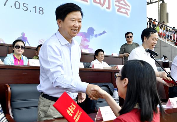 郑永奎书记为获奖者颁奖___.jpg
