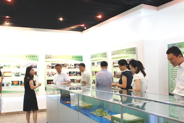 参观校纪念品__.jpg