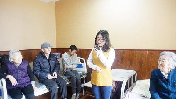 志愿者为老人们表演节目__.jpg